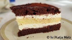 Ein Stück der Drei-Tage-Torte, bei dem man schön die Schichten sieht.