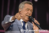 Roland Kaiser zeigt ins Publikum
