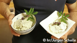 Jürgen Scholle mit zwei Schälchen Butter und Frischkäse
