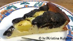 Ein Stück des Käsekuchens auf dem Teller.