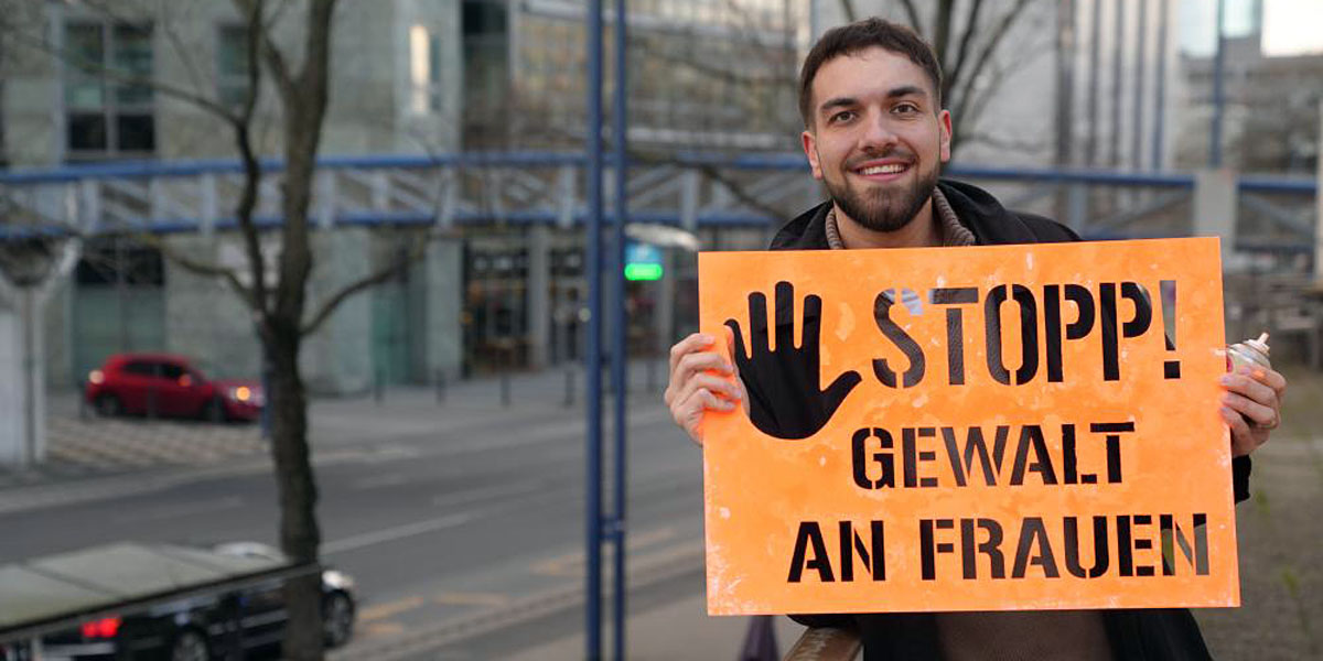 Tarik aus Offenbach mit Schild "Stopp! Gewalt an Frauen