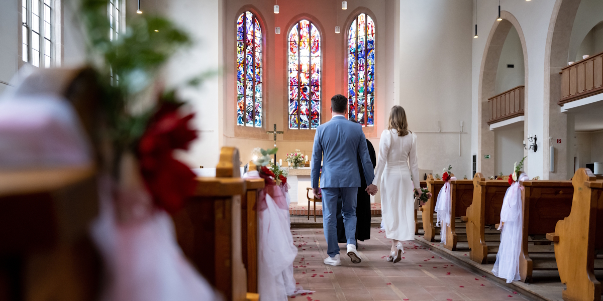 Paar bei der Pop-Up-Hochzeit