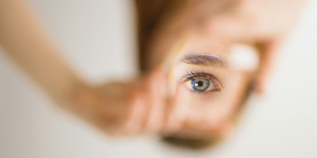 Das Auge einer Frau im Spiegel