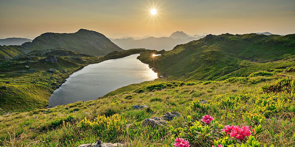Naturlandschaft mit See.