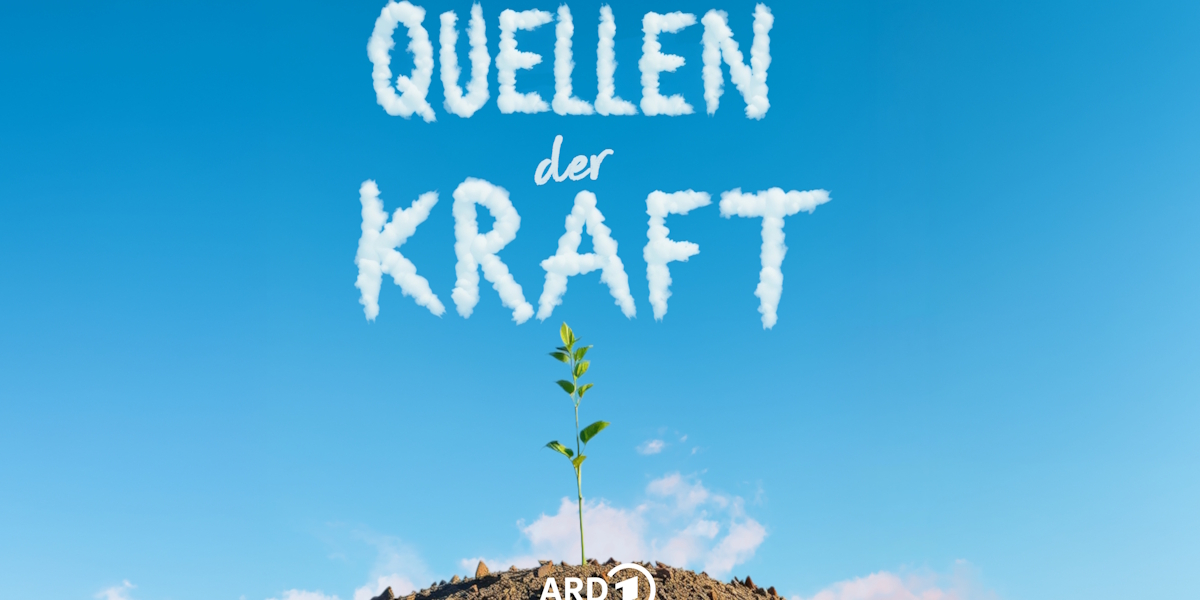 Schriftzug "Quellen der Kraft" im blauen Himmel.