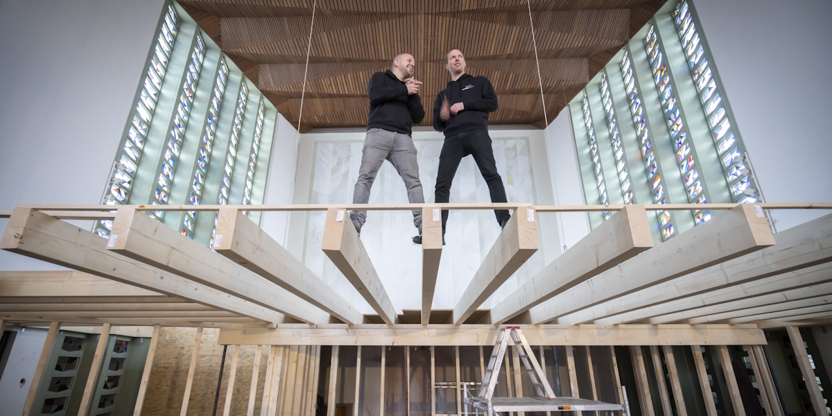 Marco Köhler und Freund klettern in der Kirche.