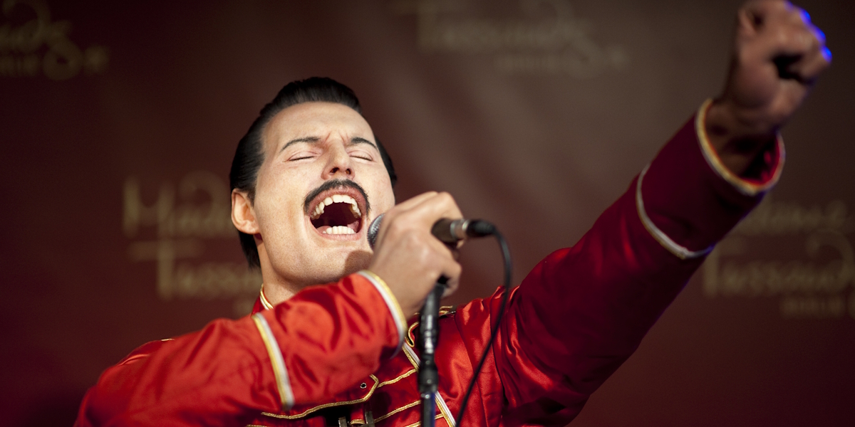 Freddy Mercury auf der Bühne.