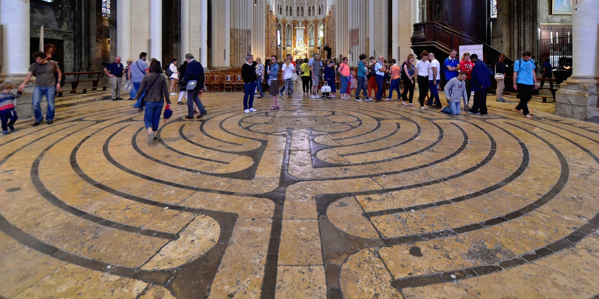 Innenraum der Kathedrale von Chartres mit Labyrinth und Besuchern