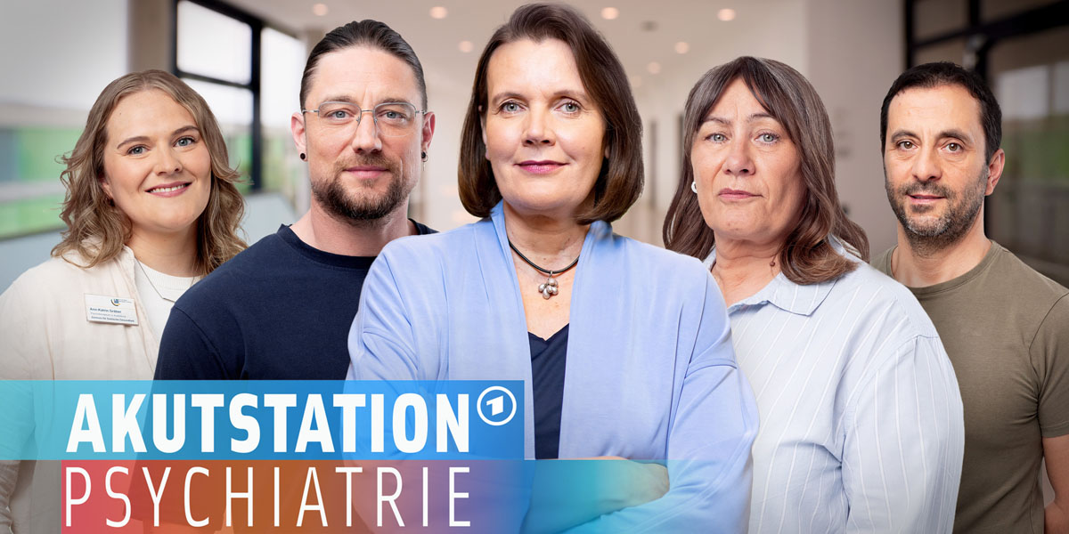 Oberärztin Barbara Jost und ihr Team mit dem Schrftzug "Akutstation Psychiatrie"