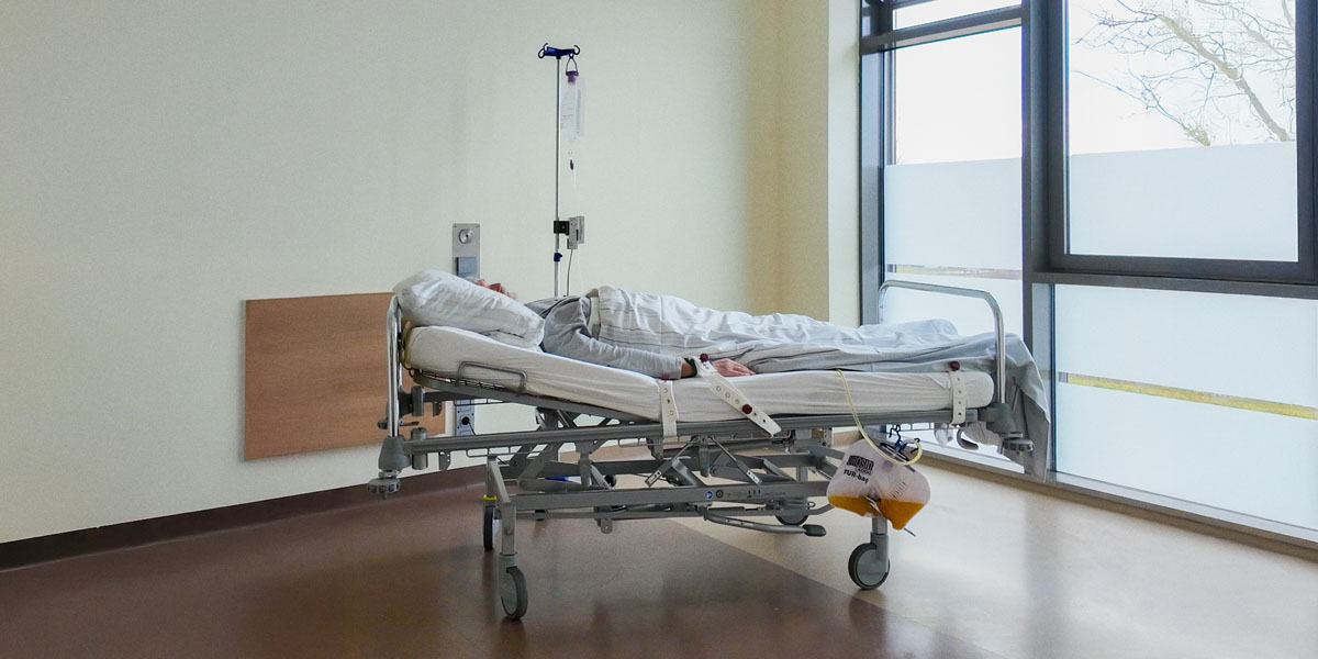 Eine Patientin im Bett im Krankenhaus.