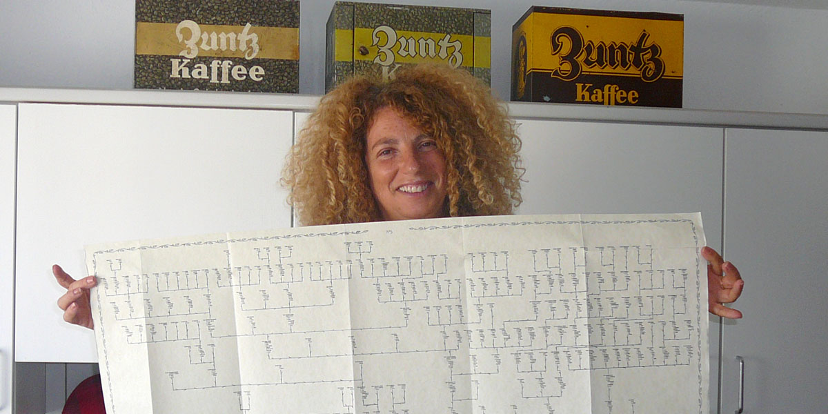 Ruthe Zuntz hält ein Blatt des Stammbaums in Händen.