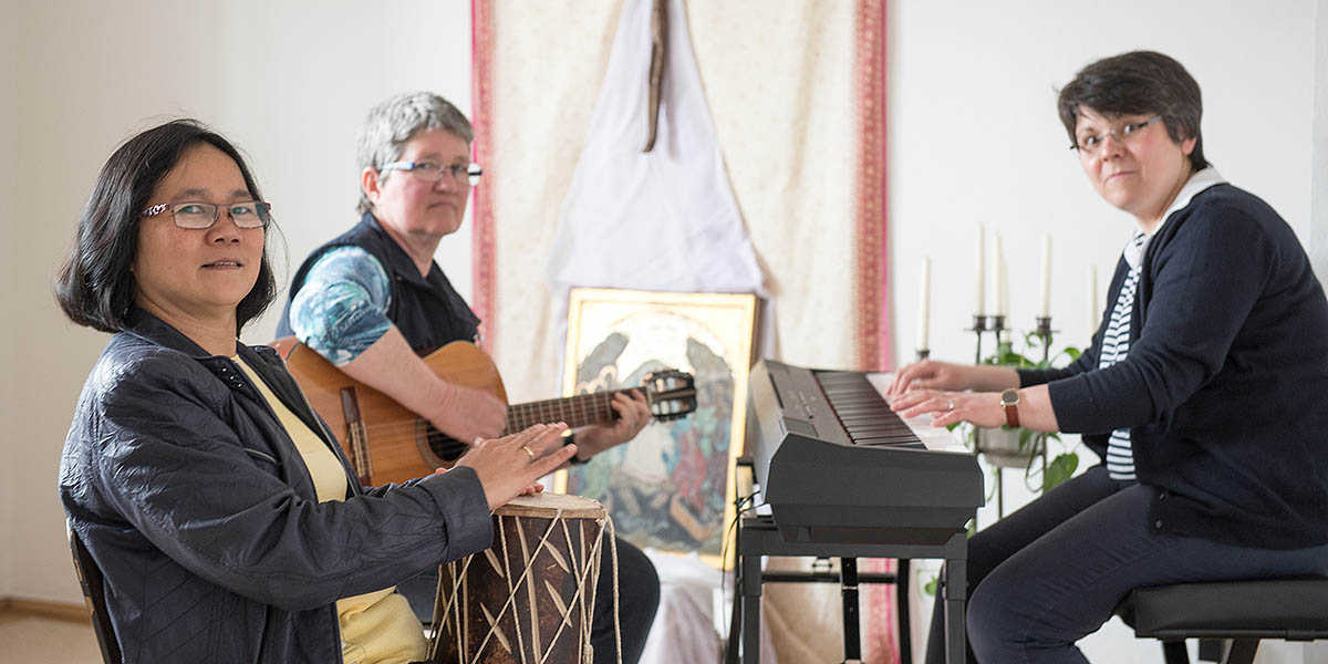 drei Schwestern musizieren zusammen 