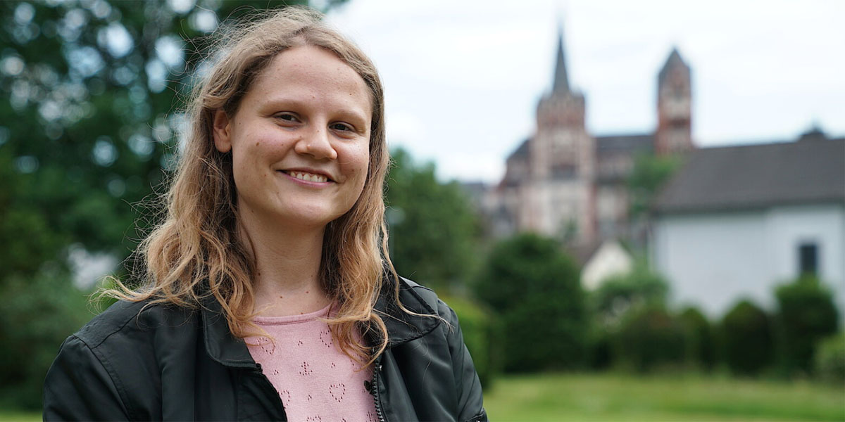 Lisa Quarch im Garten einer Kirche
