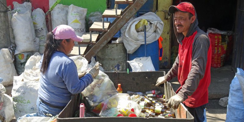 Kinder sammeln Müll auf einer Müllhalde in Guatemala.