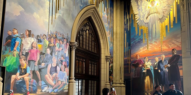 Ein großes Bild in der St. Cathedral in New York als Zeichen gegen migrationsfeindlichen Zeitgeist.