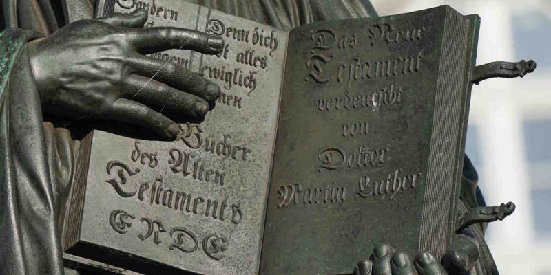 Ein Denkmal mit der Bibel in Martin Luthers Händen.