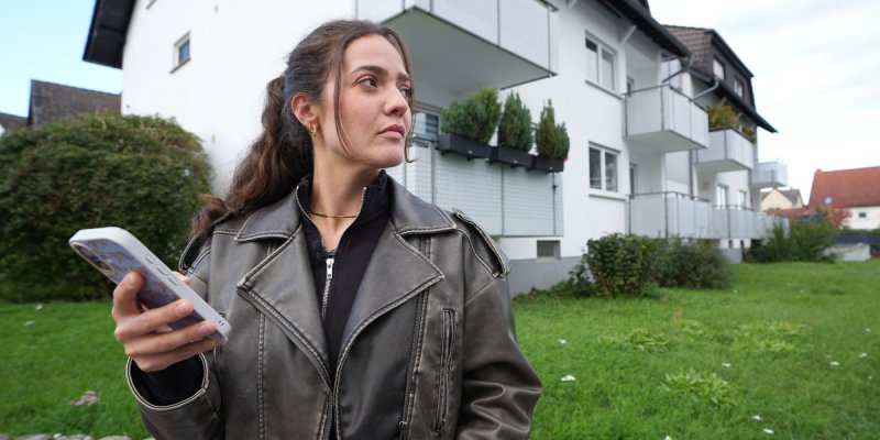 Eine junge Frau geht auf Wohnungssuche.