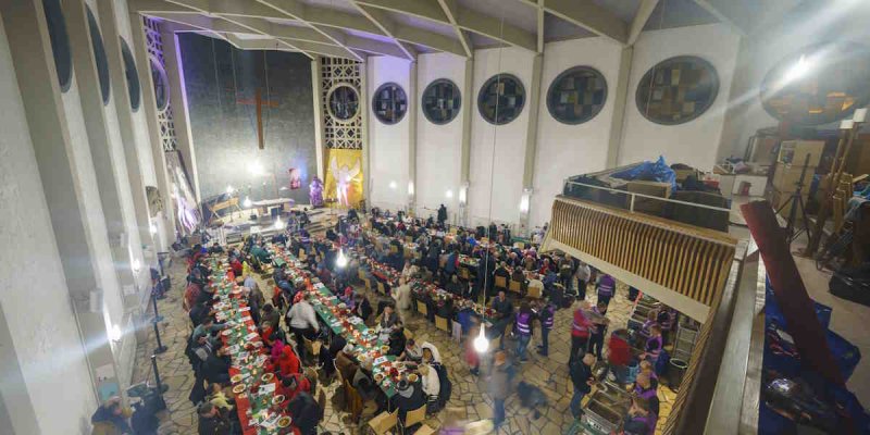 Obdachlose beim Essen in der Frankfurter Weißfrauenkirche.