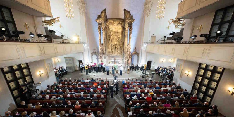Mitglieder der EKD-Synode in Dresden beim Eröffnungsgottesdienst.