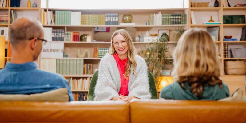 Die Therapeutin spricht mit Vater und Tochter.