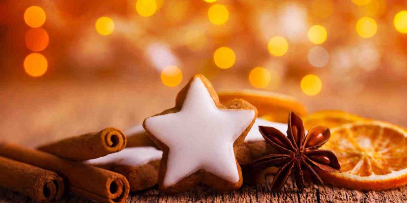 Ein Stilleben mit Zimtstern, Zimtstangen, Orangenschalen und Sternanis zum Genießen.