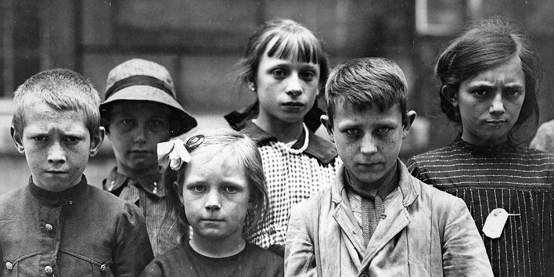 Sechs französische Flüchtlingskinder am Ende des Ersten Weltkrieges.