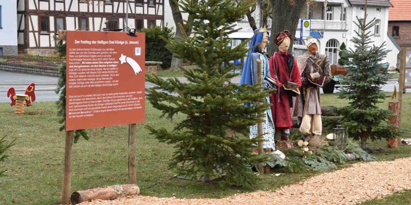 Die Drei Heiligen Könige als lebensgroße Figuren auf dem Adventsweg.