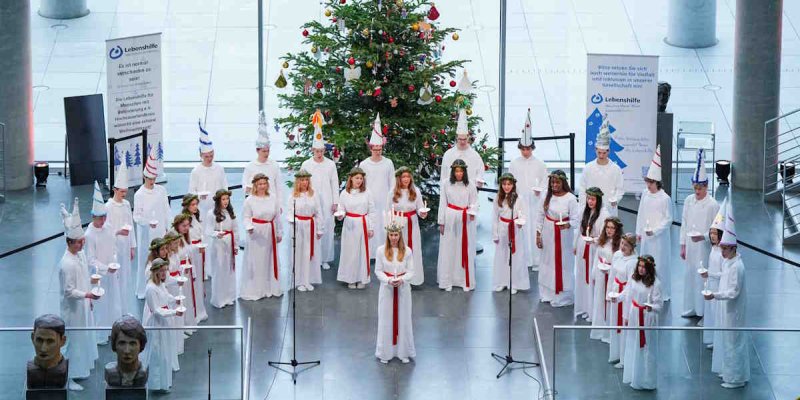 Der Luciachor des Stockholmer Musikgymnasiums singt auf der Spreeseite des Paul-Löbe-Hauses schwedische und deutsche Weihnachtslieder.