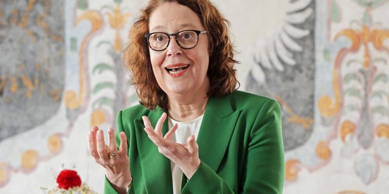 Christina Berndt gestikuliert während eines Gesprächs