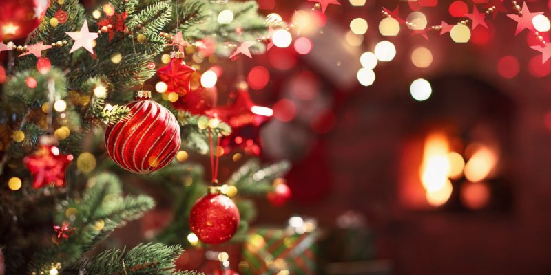 Teile eines festlich geschmückten Weihnachtsbaums