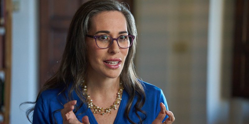 Portät der gestikulierenden Soziologin Brooke Harrington