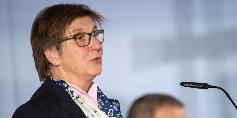 Claudia Lücking Michel spricht vor einem Mikrofon