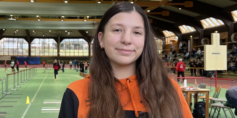 Amina in einer Sporthalle